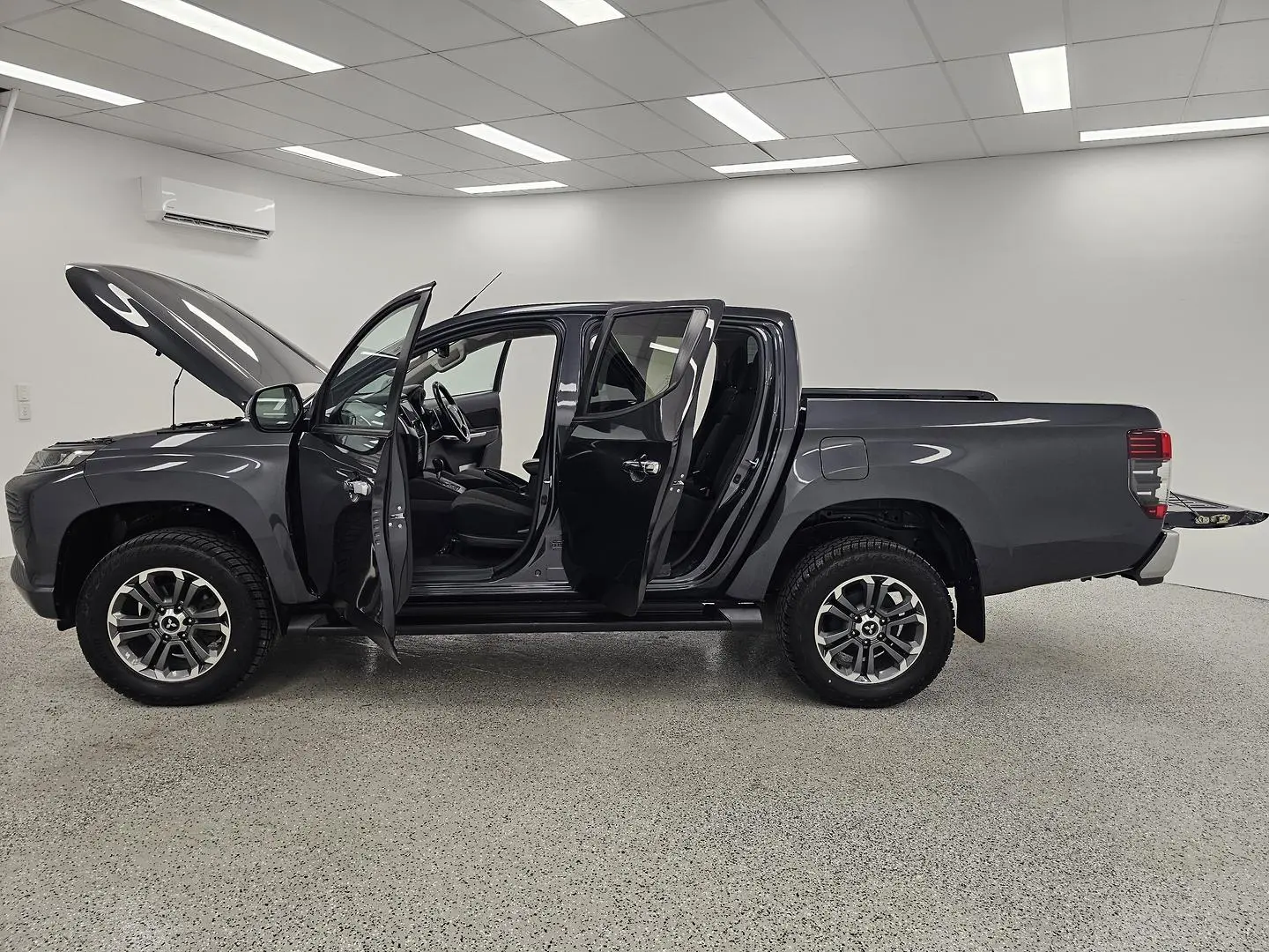 2023 Mitsubishi Triton Gallery Image 10