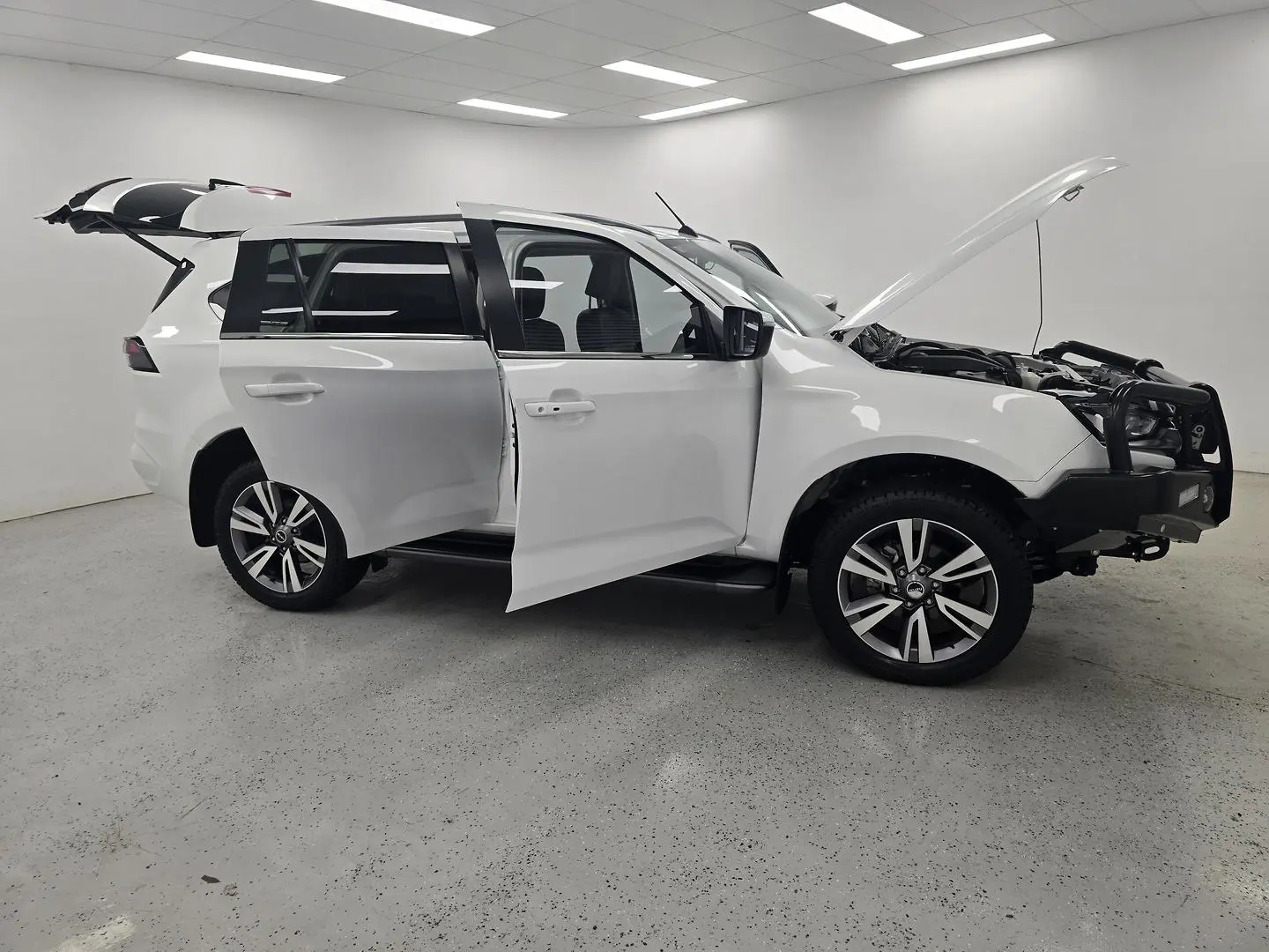 2023 Isuzu MU-X Gallery Image 9