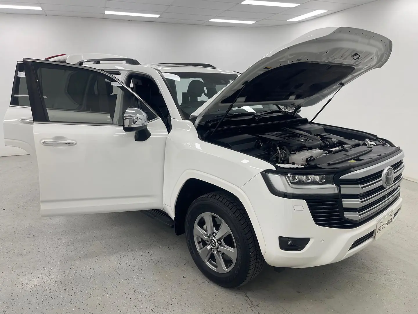 2023 Toyota Landcruiser Gallery Image 8