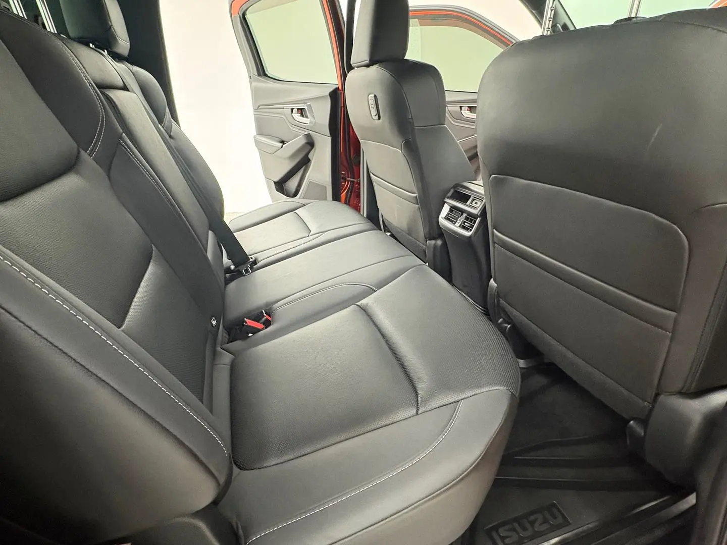 2021 Isuzu D-MAX Gallery Image 16