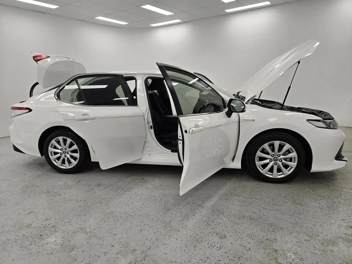 2019 Toyota Camry Gallery Image 9