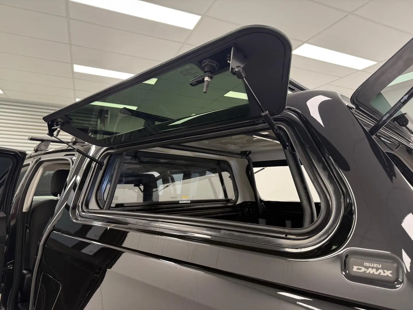 2022 Isuzu D-MAX Gallery Image 12