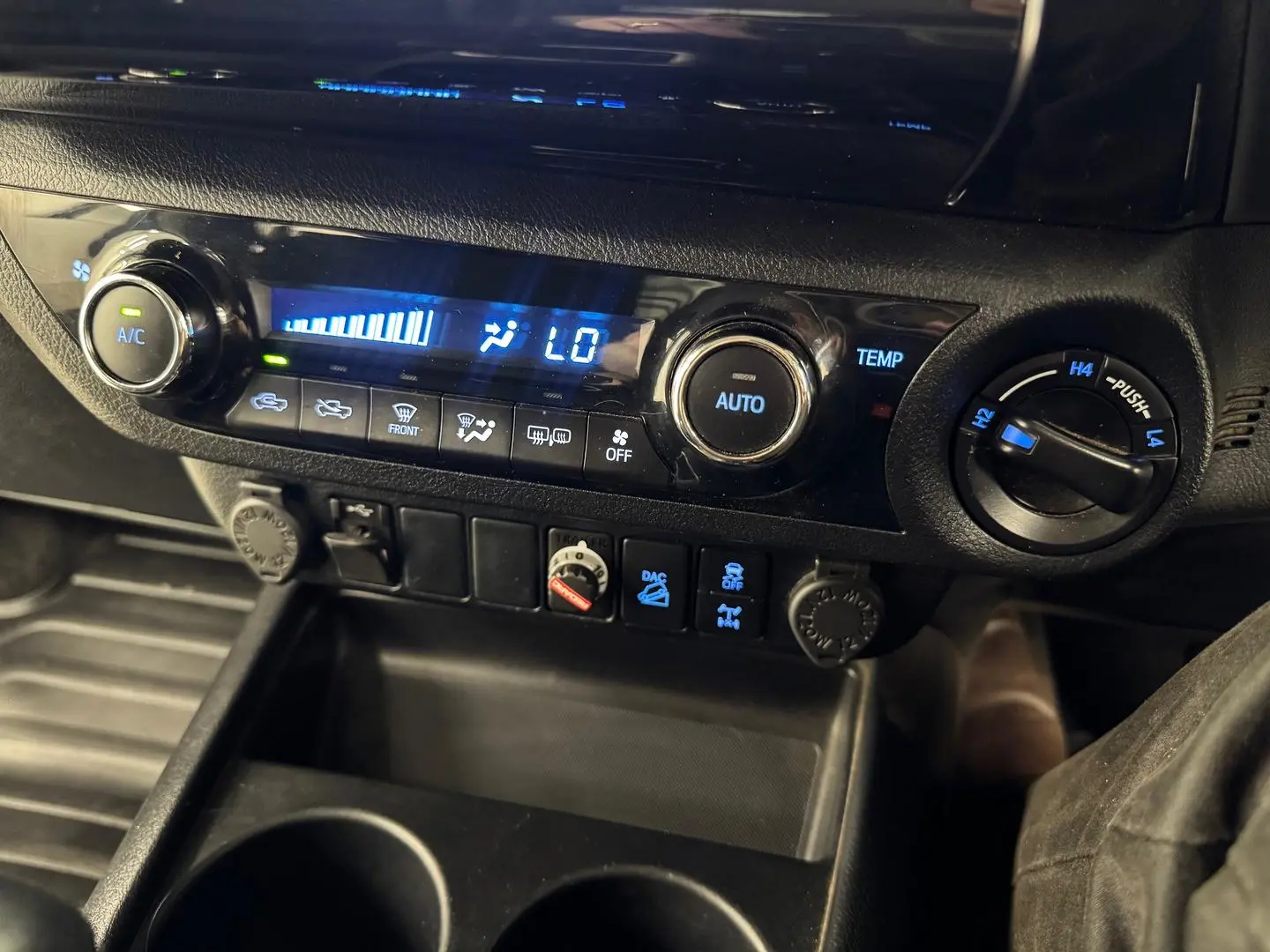 2020 Toyota Hilux Gallery Image 25