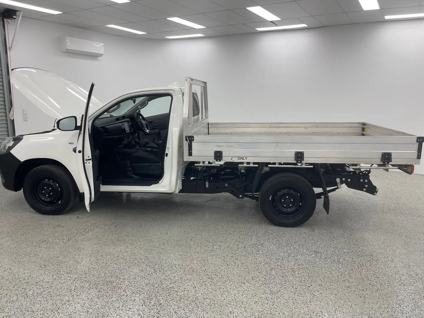 2024 Toyota Hilux Gallery Image 11