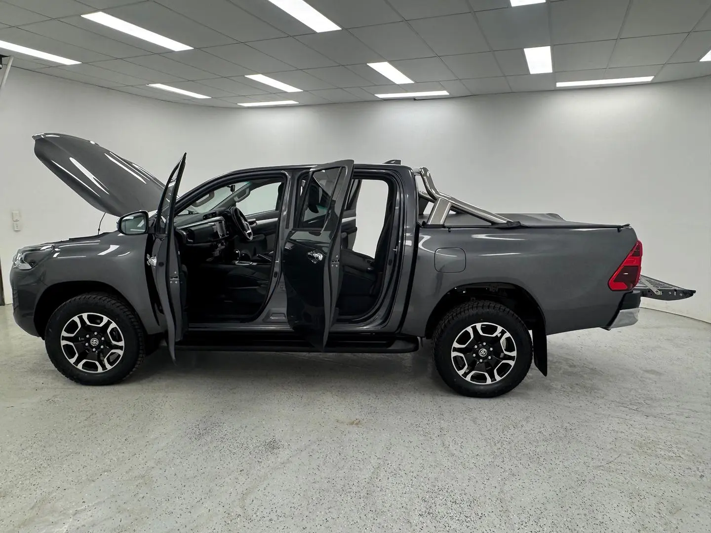 2023 Toyota Hilux Gallery Image 12