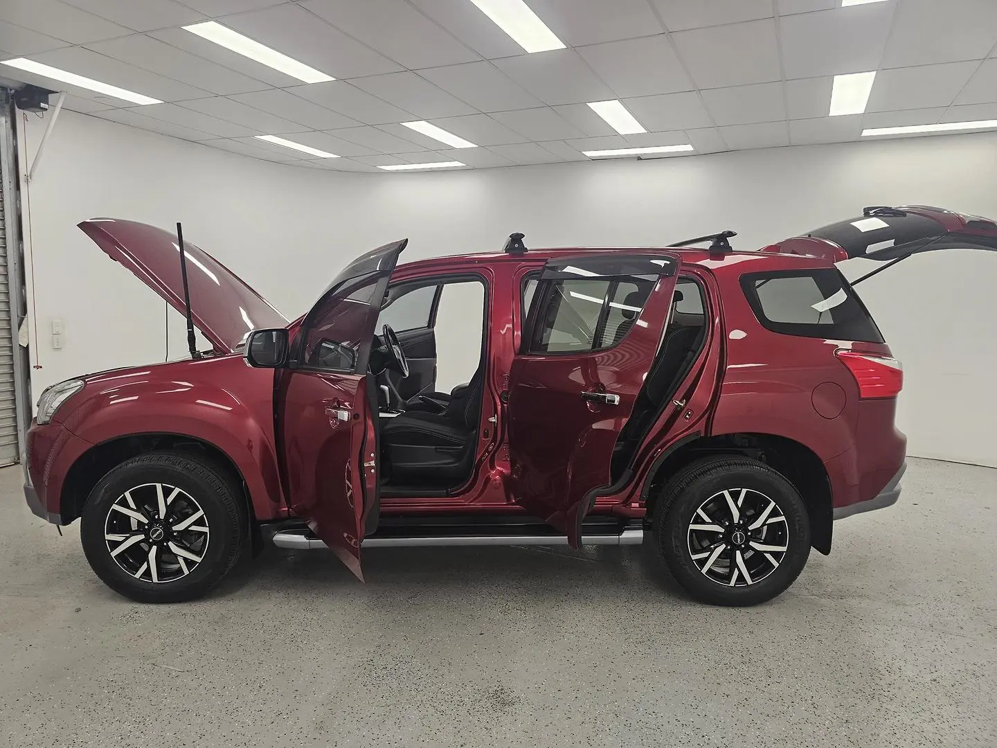 2020 Isuzu MU-X Gallery Image 10