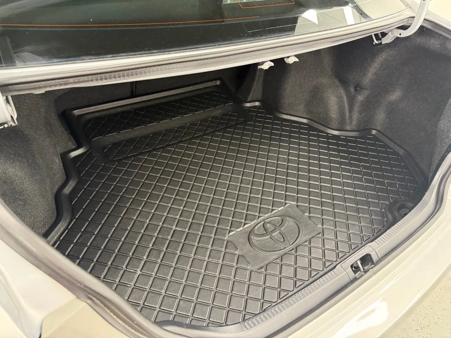 2015 Toyota Camry Gallery Image 16