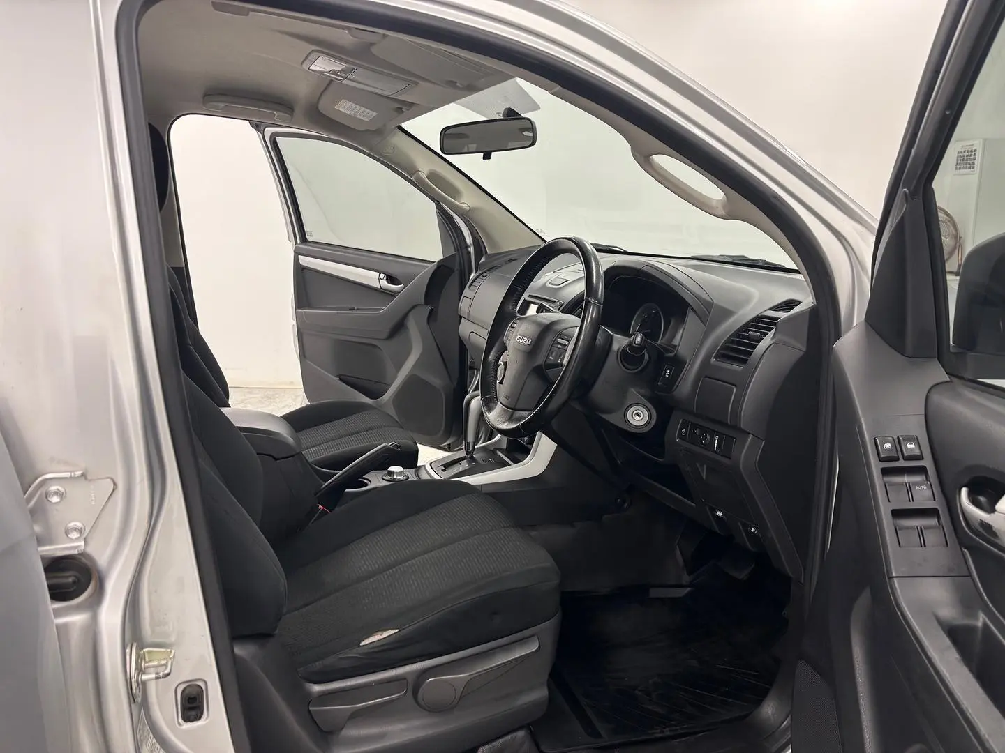 2017 Isuzu D-MAX Gallery Image 24