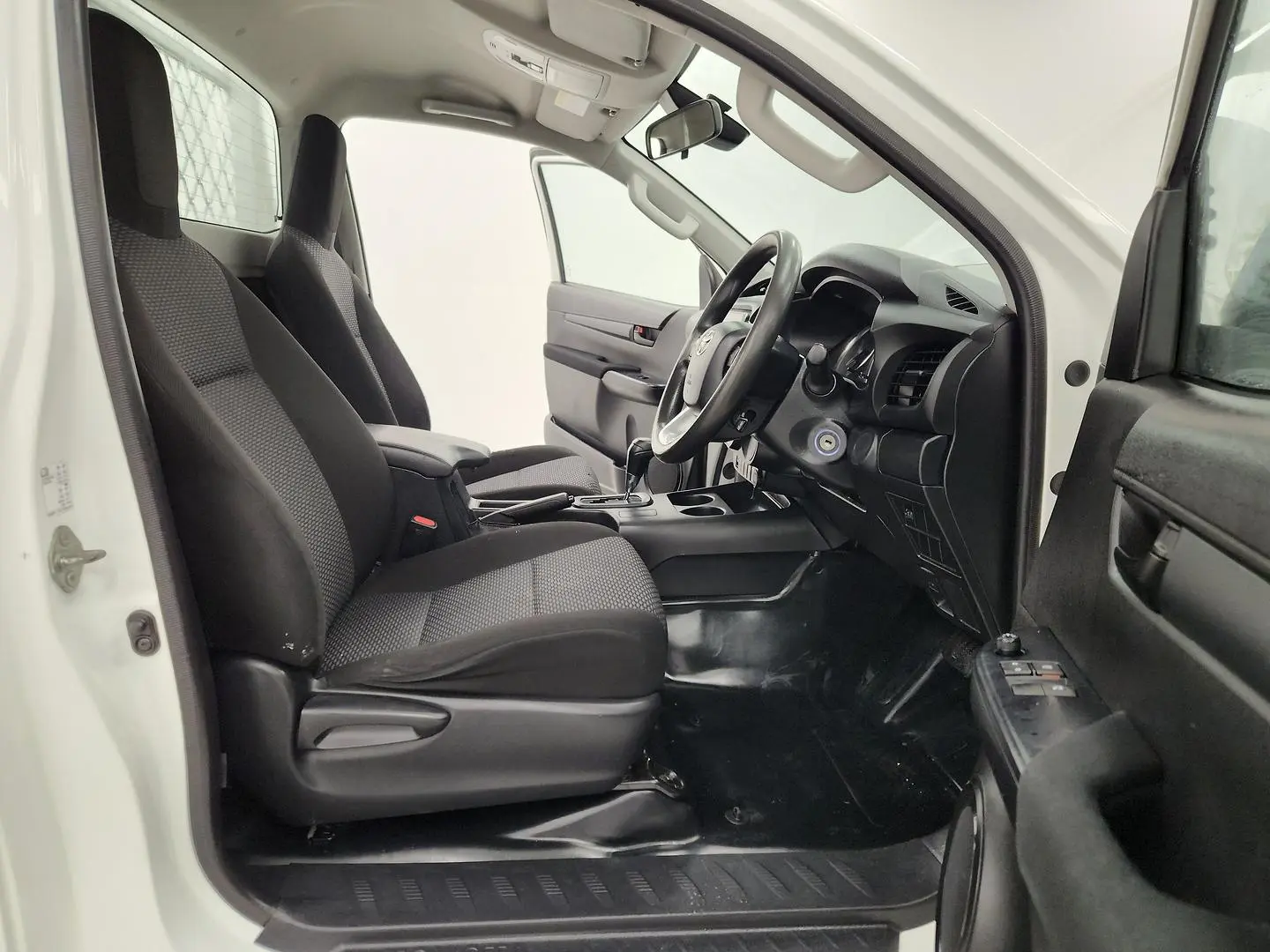 2022 Toyota Hilux Gallery Image 17