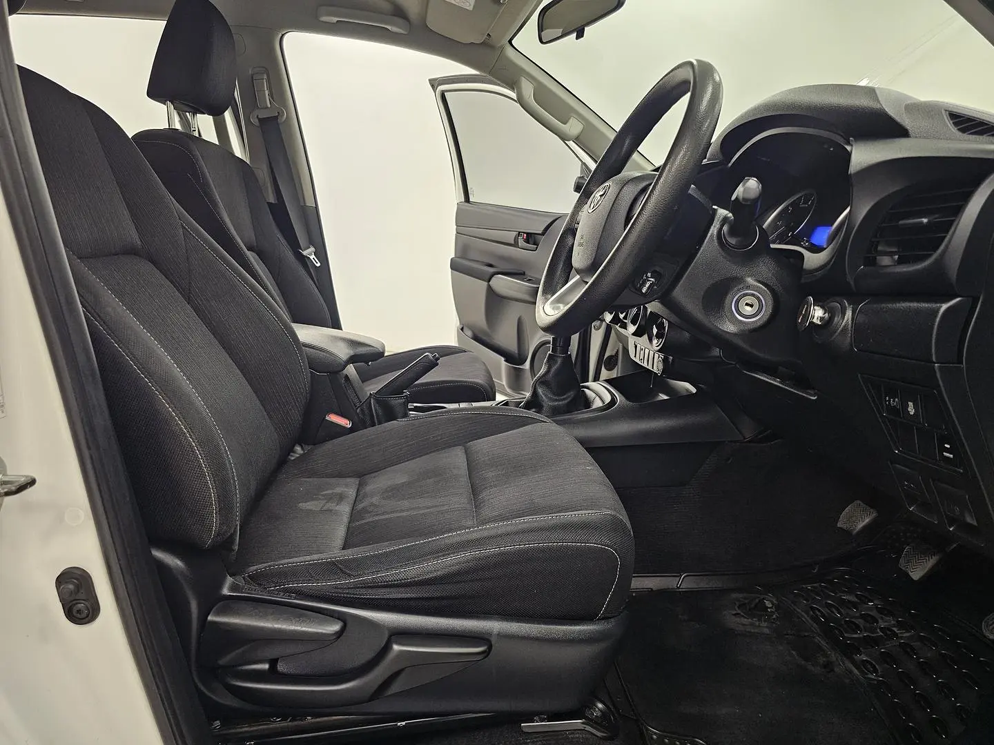 2015 Toyota Hilux Gallery Image 23