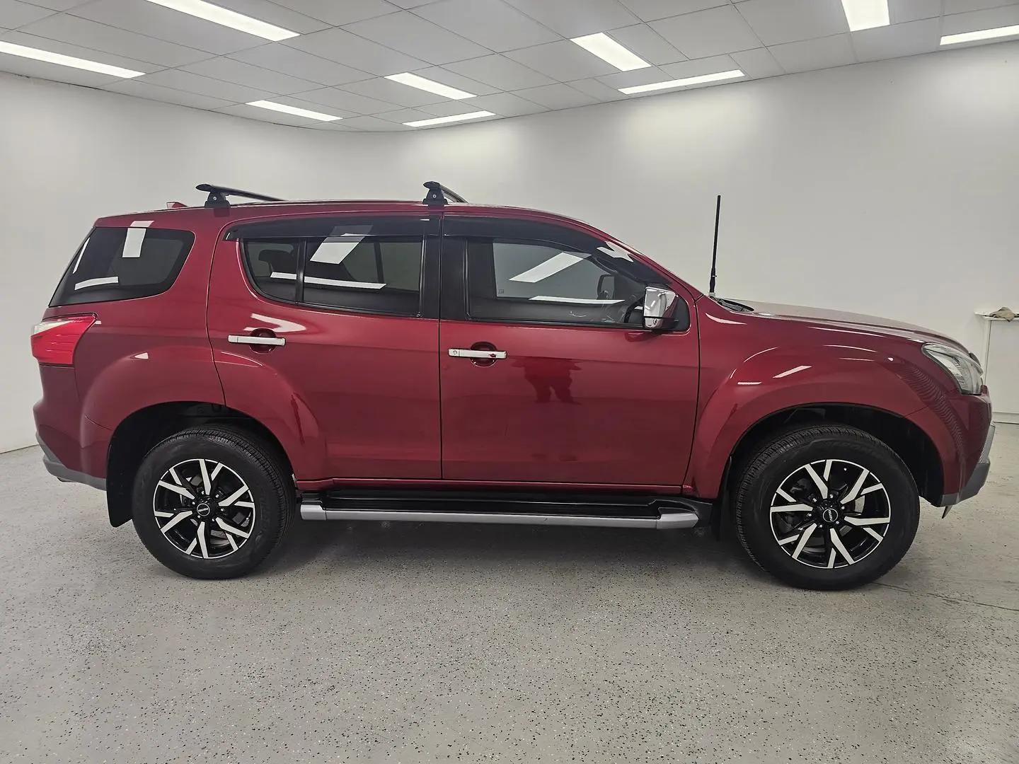 2020 Isuzu MU-X Gallery Image 2