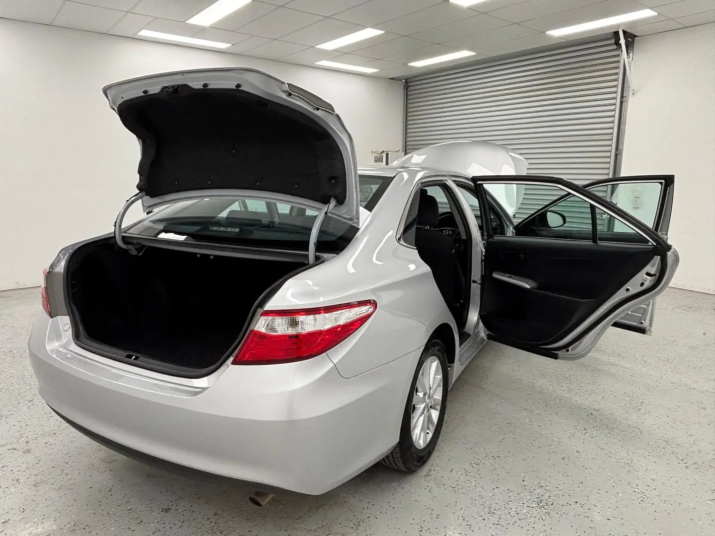2016 Toyota Camry Gallery Image 10
