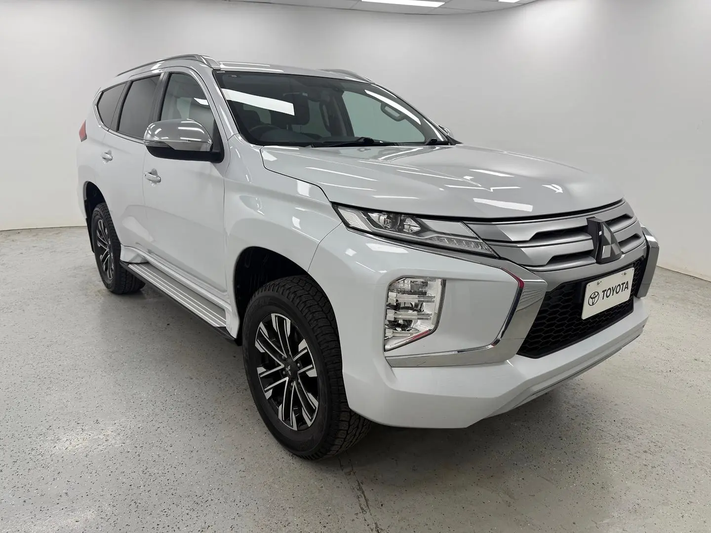 2023 Mitsubishi Pajero Sport Gallery Image 1