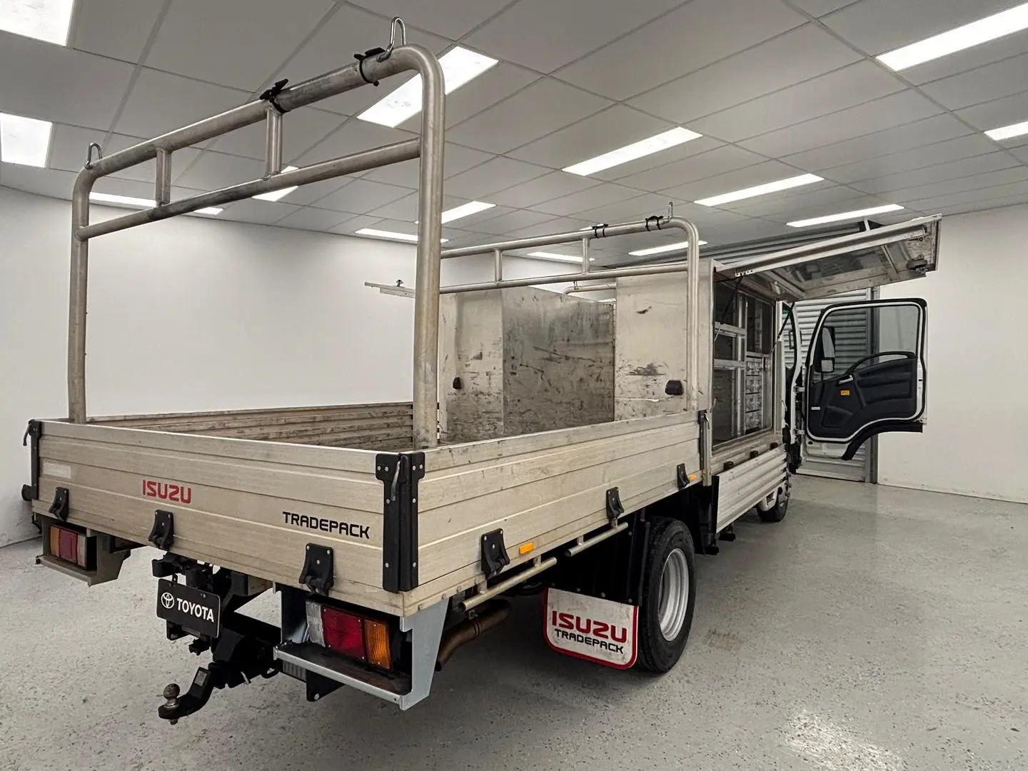 2023 Isuzu N Series Gallery Image 11