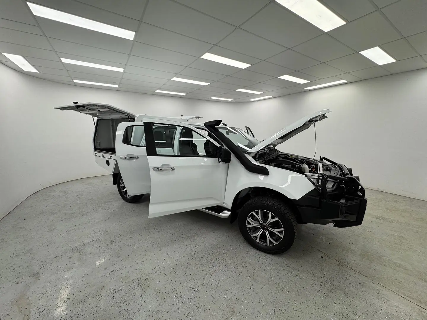 2024 Isuzu D-MAX Gallery Image 8