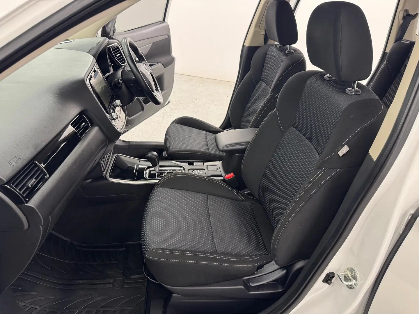 2020 Mitsubishi Outlander Gallery Image 30