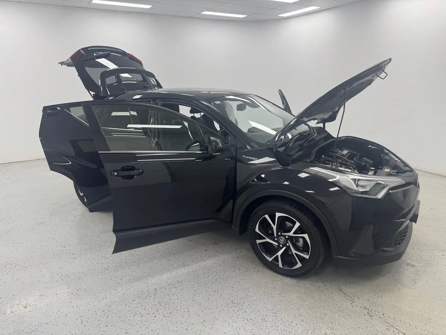 2018 Toyota C-HR Gallery Image 7