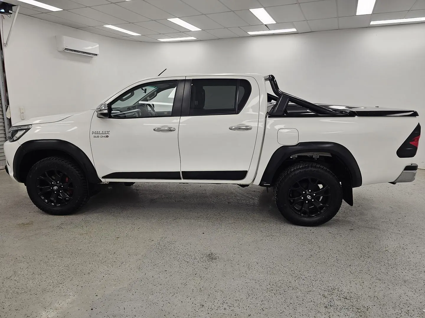 2017 Toyota Hilux Gallery Image 6