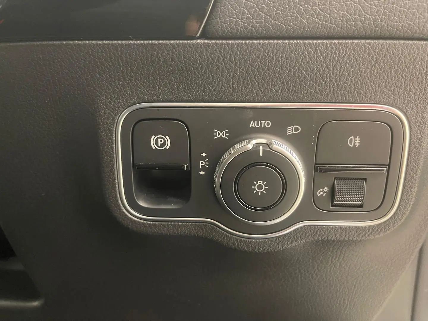 2020 Mercedes-Benz GLA-Class Gallery Image 24