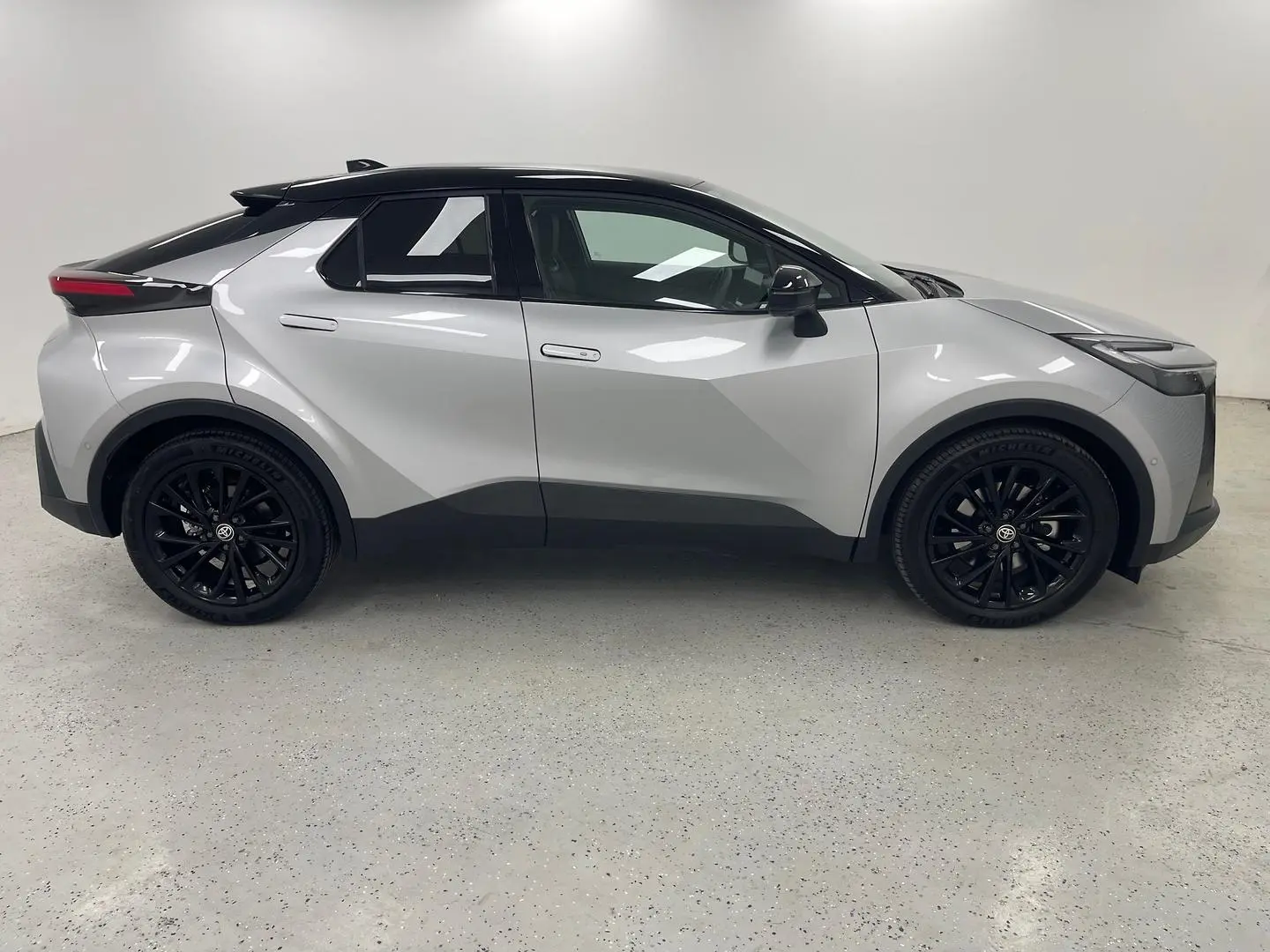 2025 Toyota C-HR Gallery Image 2