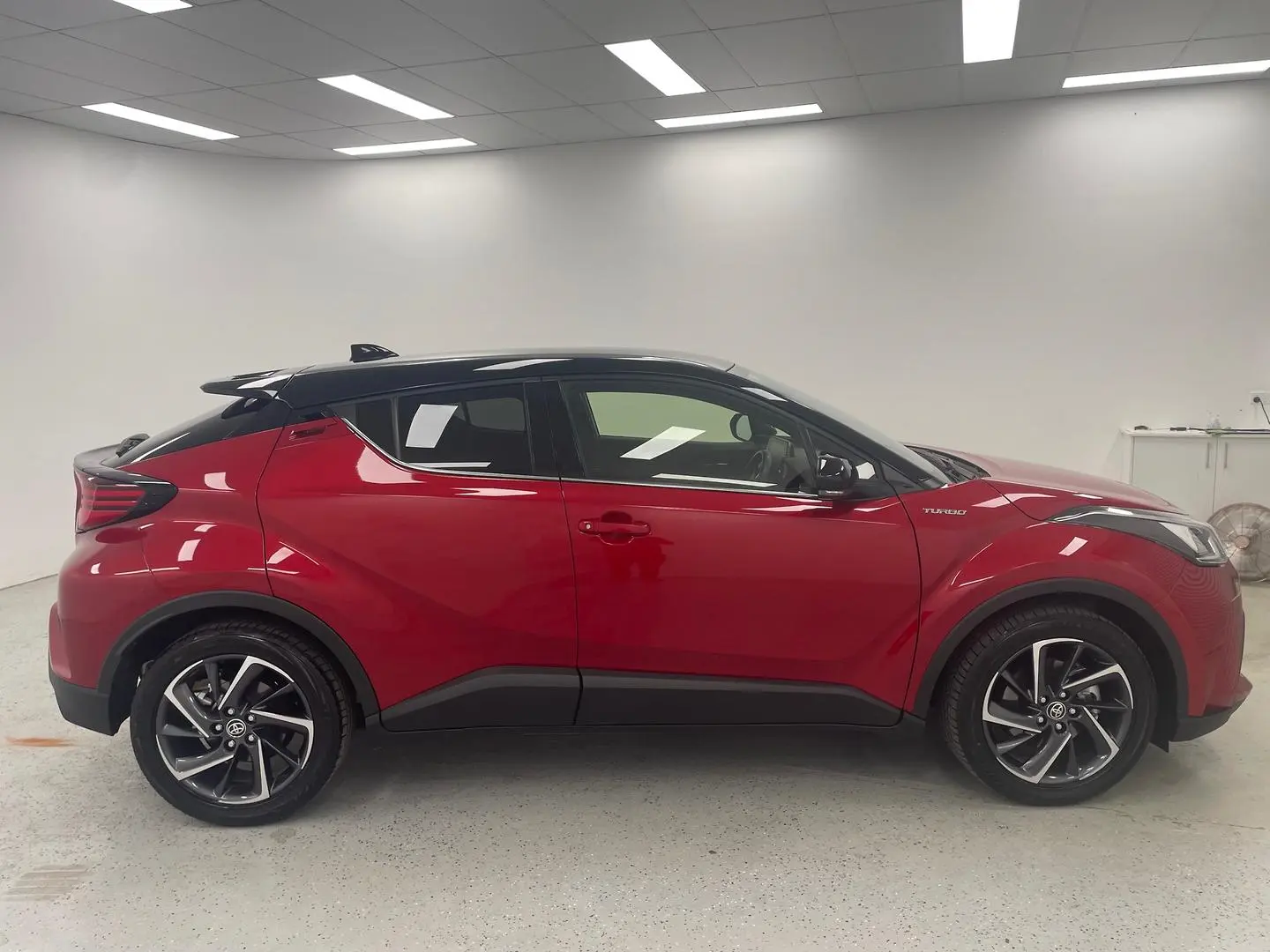 2021 Toyota C-Hr Gallery Image 2