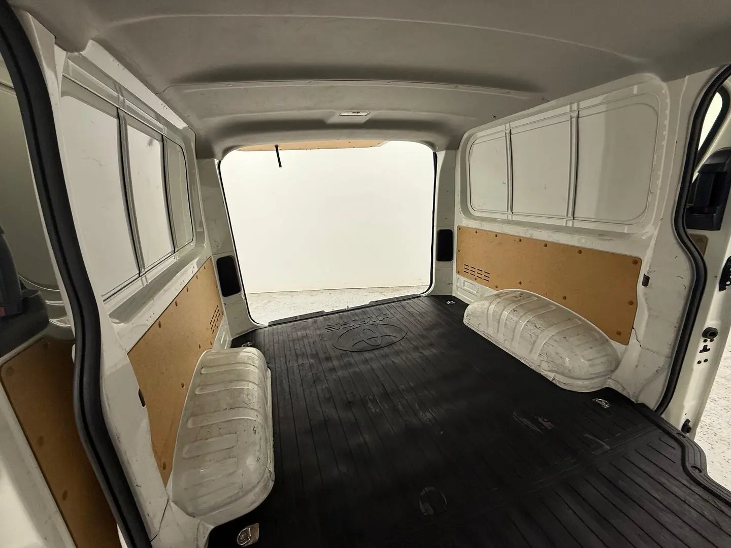 2022 Toyota Hiace Gallery Image 18