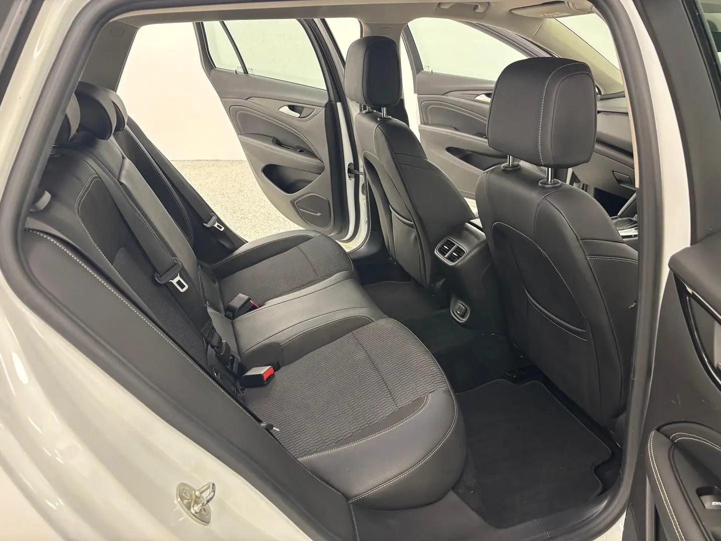 2018 Holden Commodore Gallery Image 22