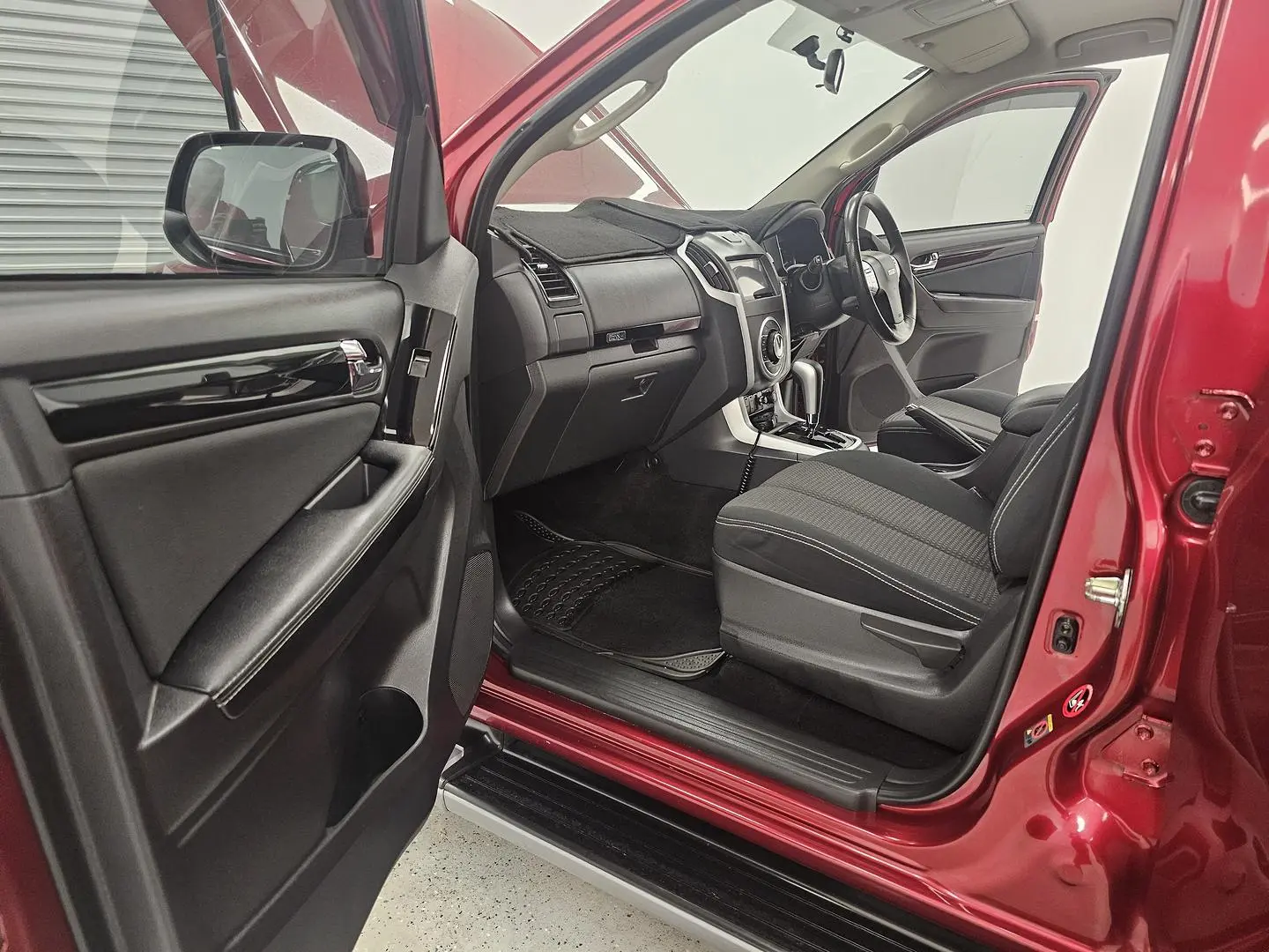 2020 Isuzu MU-X Gallery Image 11