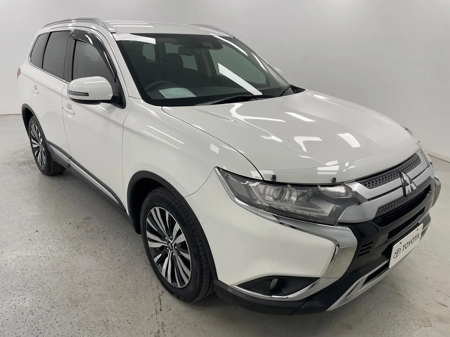 2019 Mitsubishi Outlander Gallery Image 1