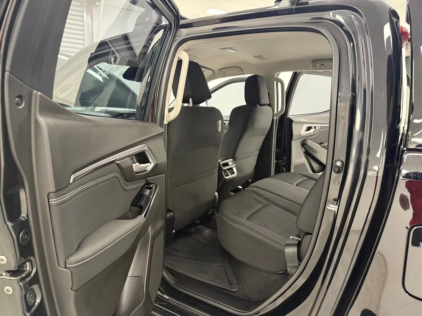 2022 Isuzu D-MAX Gallery Image 11