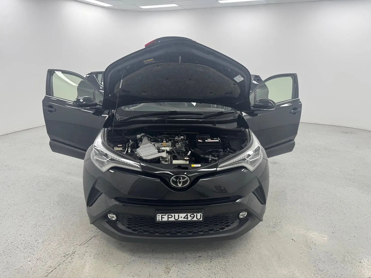 2018 Toyota C-HR Gallery Image 14