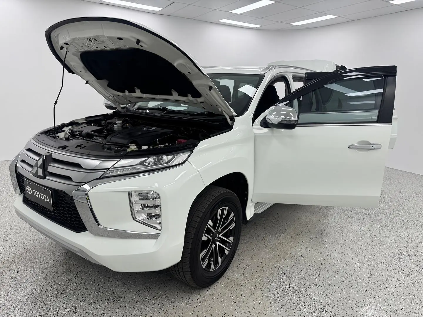 2022 Mitsubishi Pajero Sport Gallery Image 12