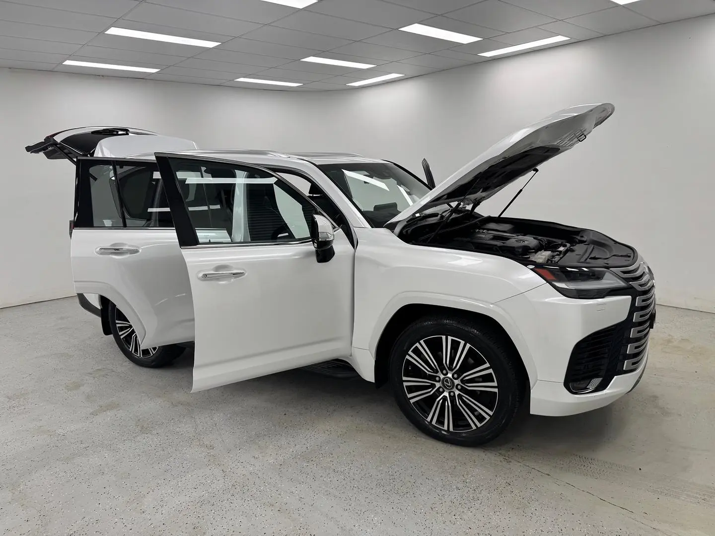 2022 Lexus LX Gallery Image 8
