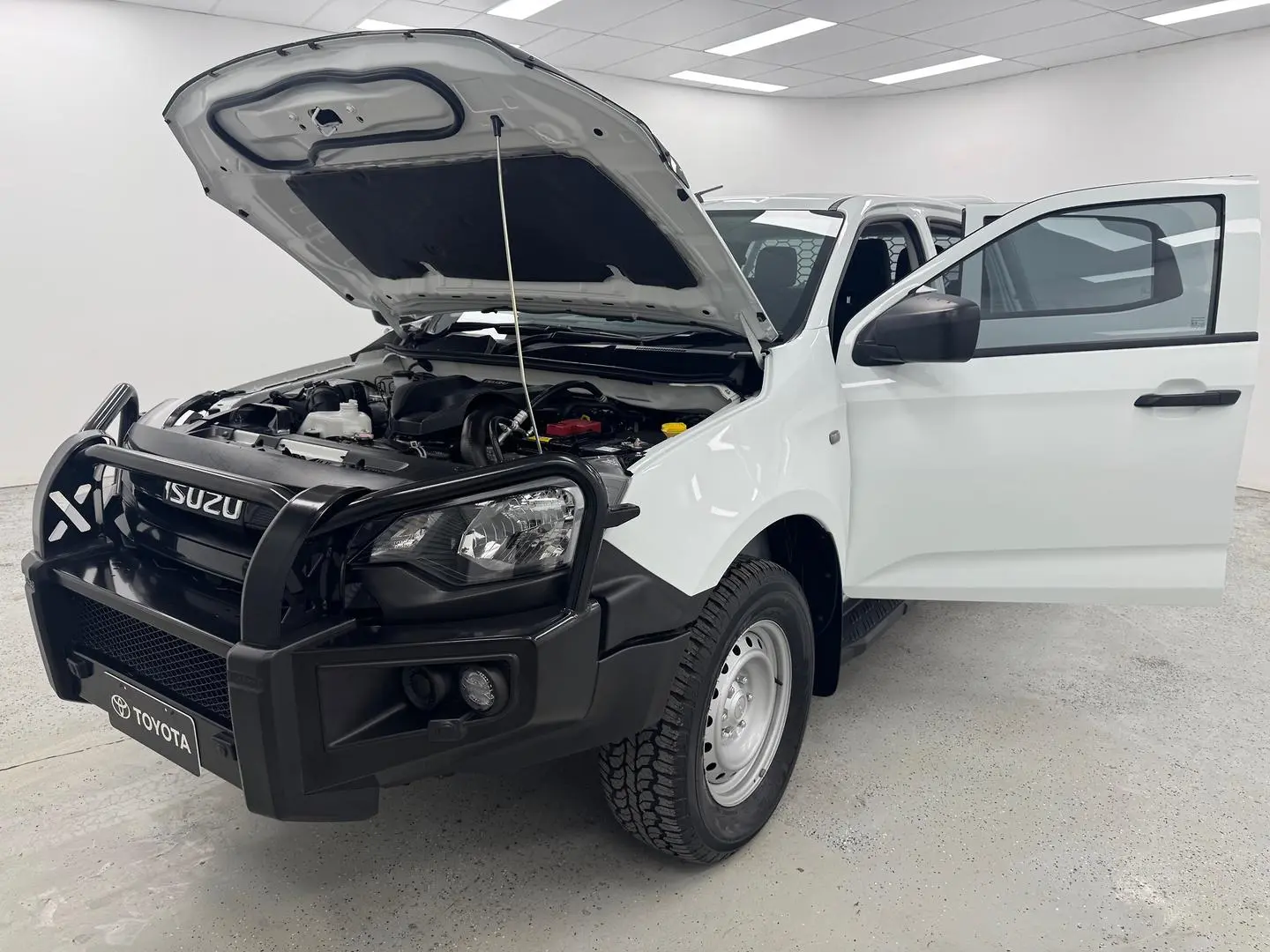 2024 Isuzu D-MAX Gallery Image 12