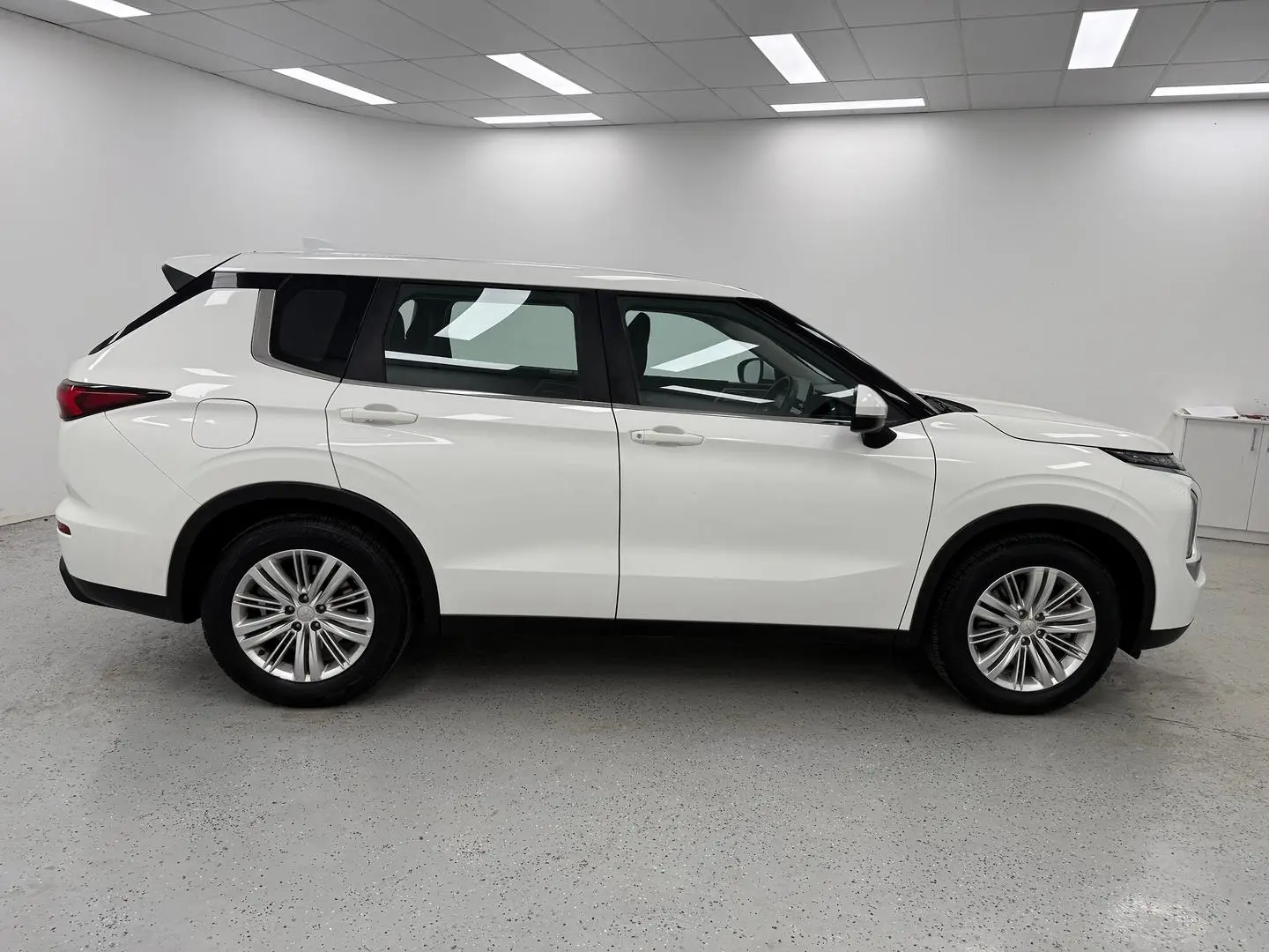 2022 Mitsubishi Outlander Gallery Image 2