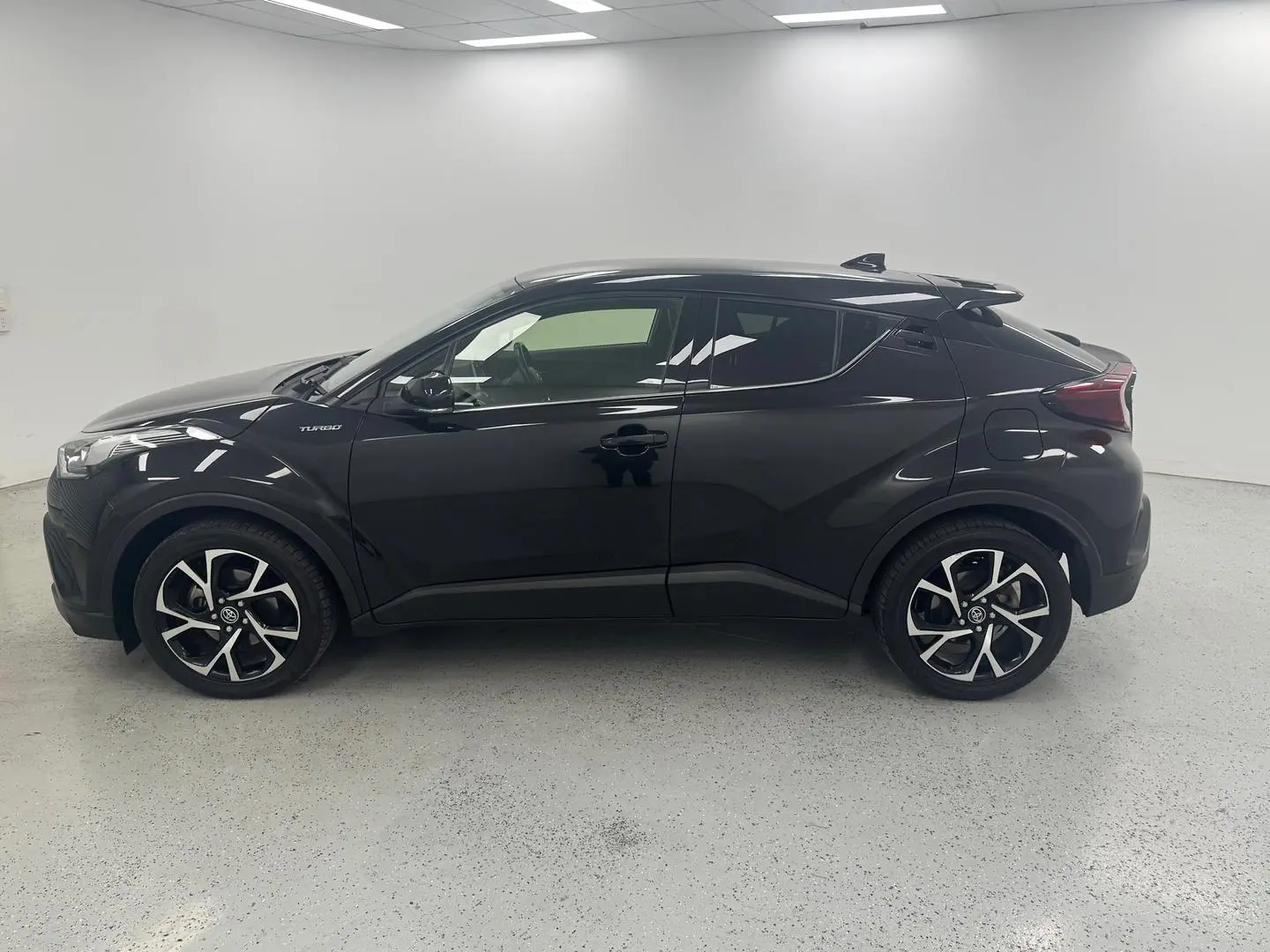 2018 Toyota C-HR Gallery Image 5