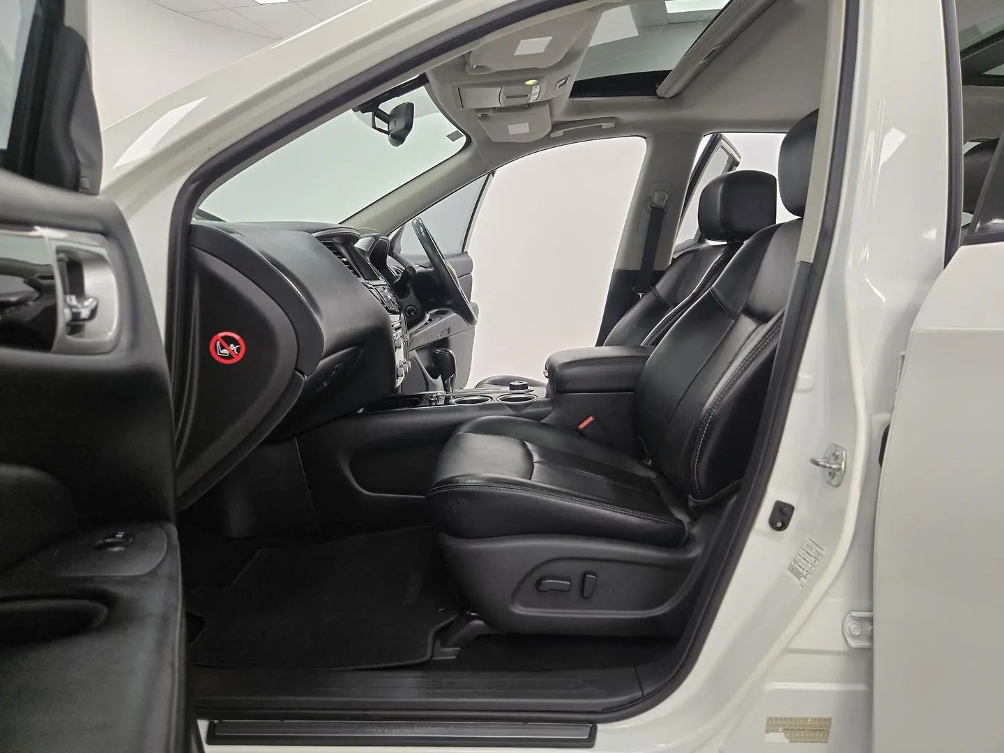 2017 Nissan Pathfinder Gallery Image 16