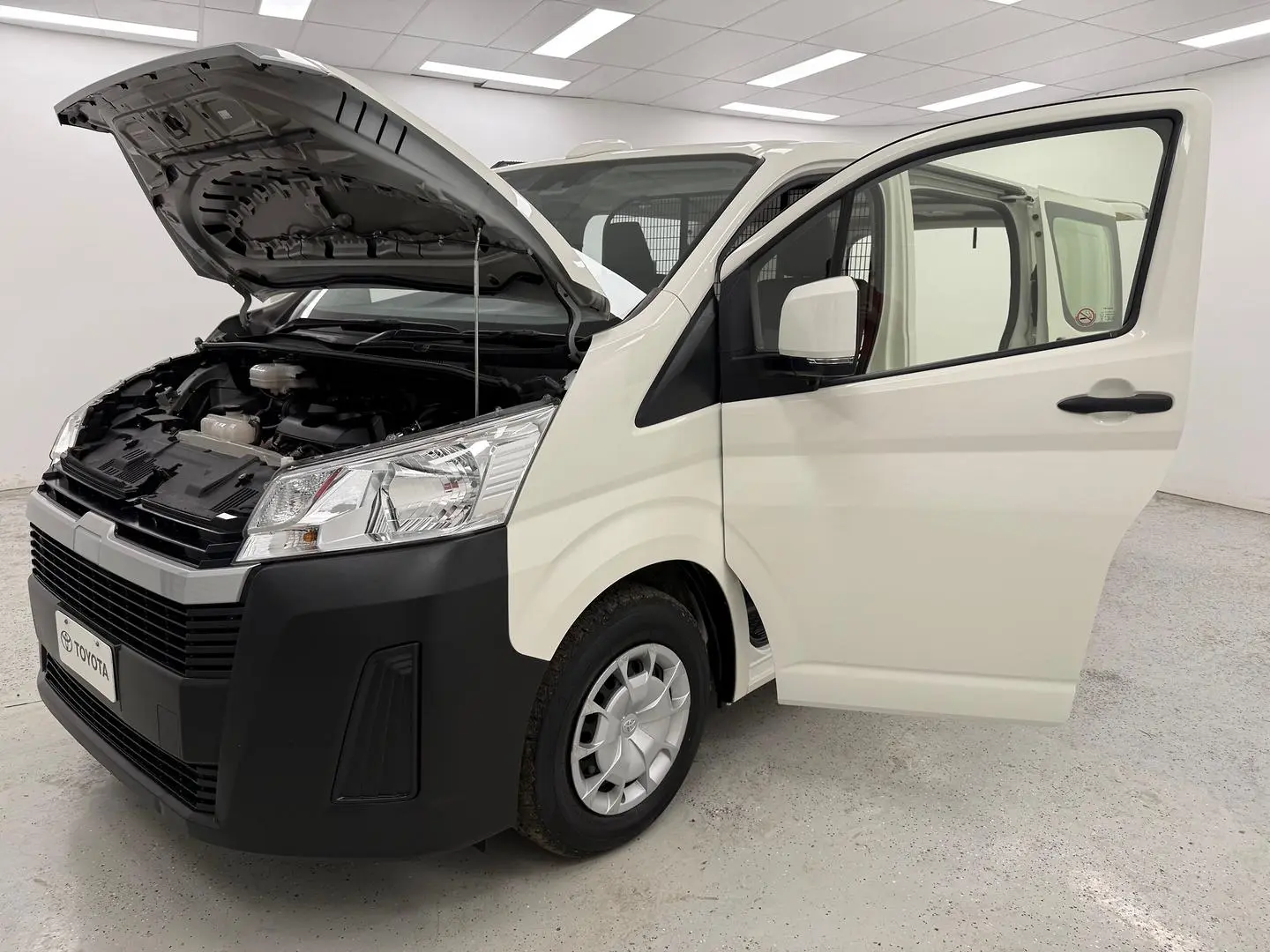 2022 Toyota Hiace Gallery Image 8
