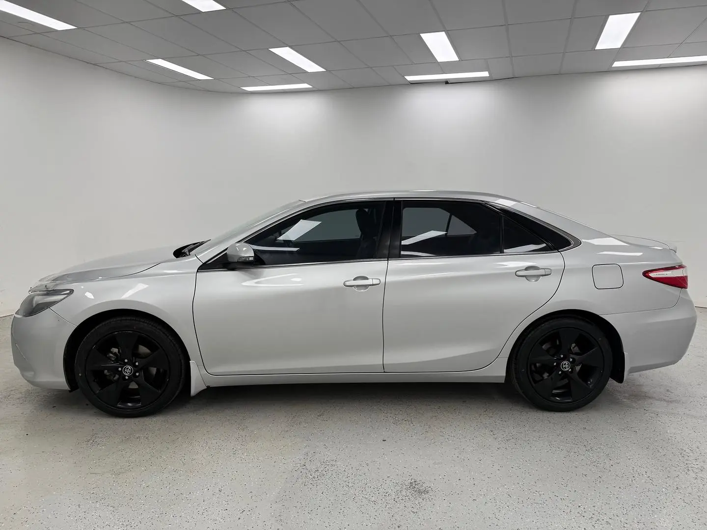 2015 Toyota Camry Gallery Image 6