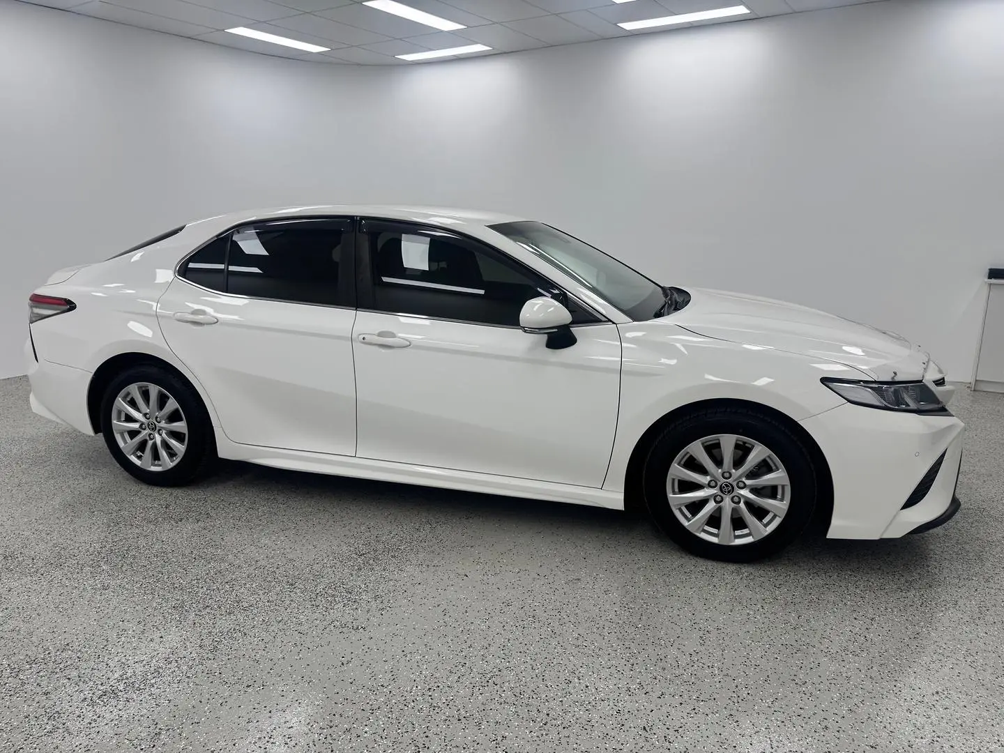 2019 Toyota Camry Gallery Image 2