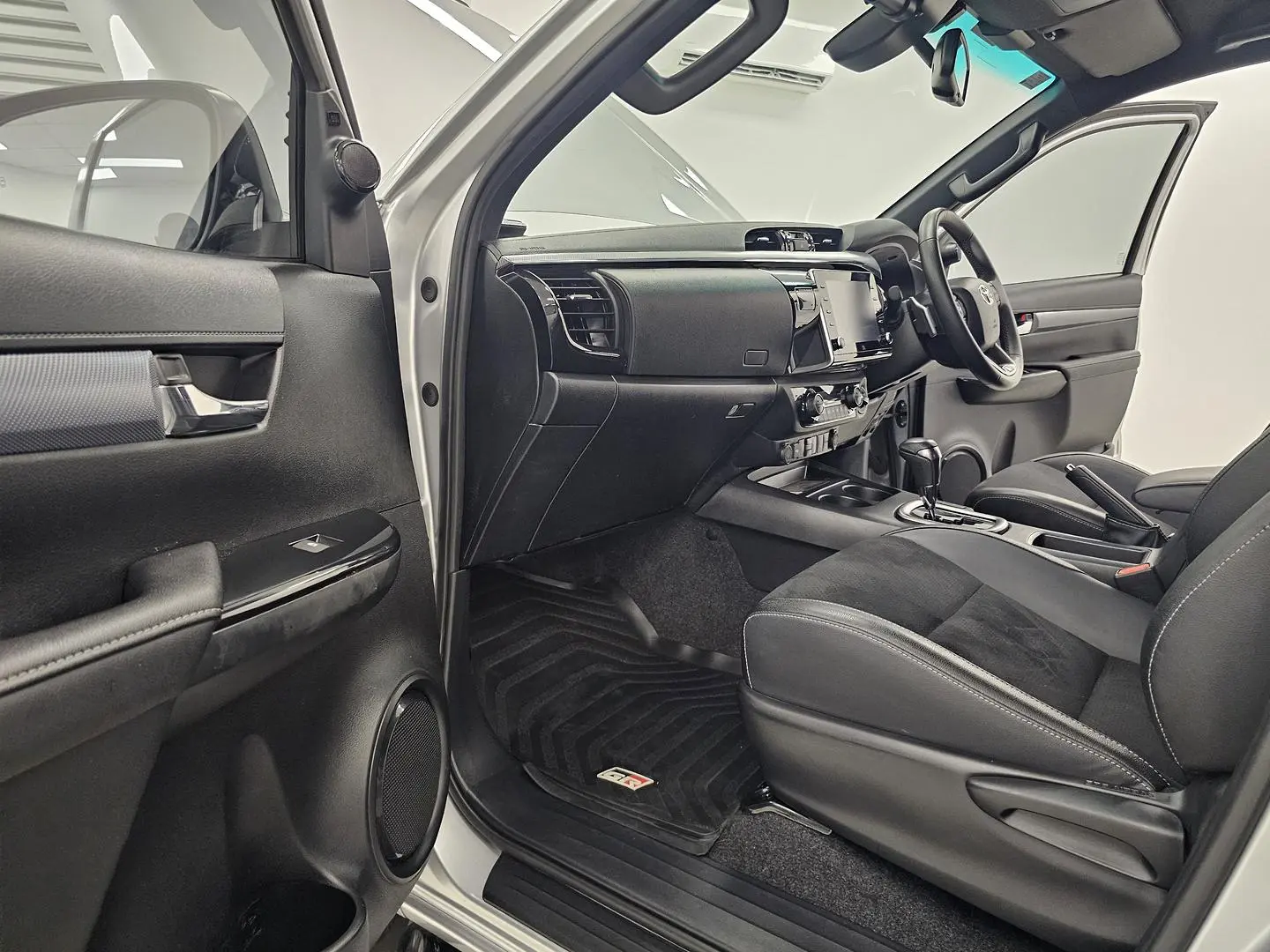 2025 Toyota Hilux Gallery Image 11