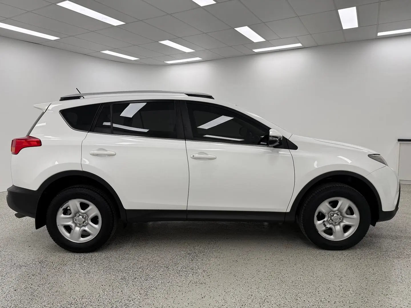 2014 Toyota RAV4 Gallery Image 2