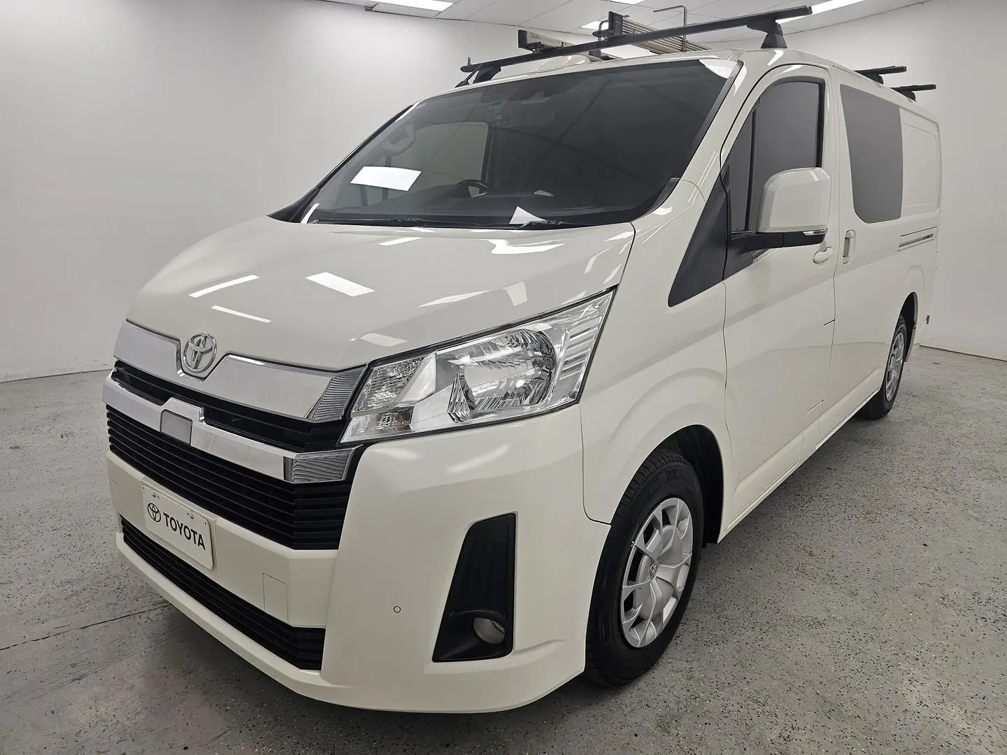 2022 Toyota Hiace Gallery Image 7