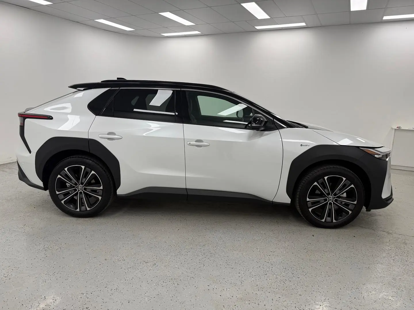 2025 Toyota bZ4X Gallery Image 2