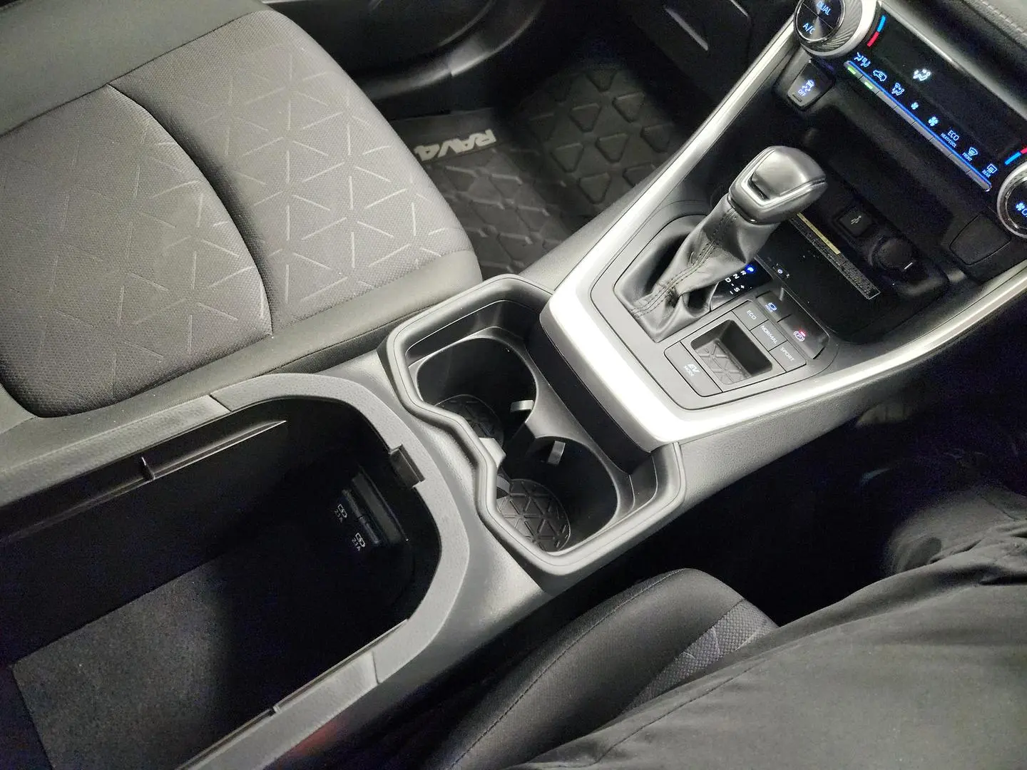 2020 Toyota RAV4 Gallery Image 32