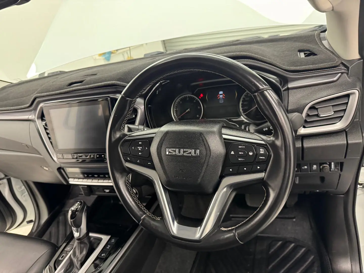 2024 Isuzu D-MAX Gallery Image 16
