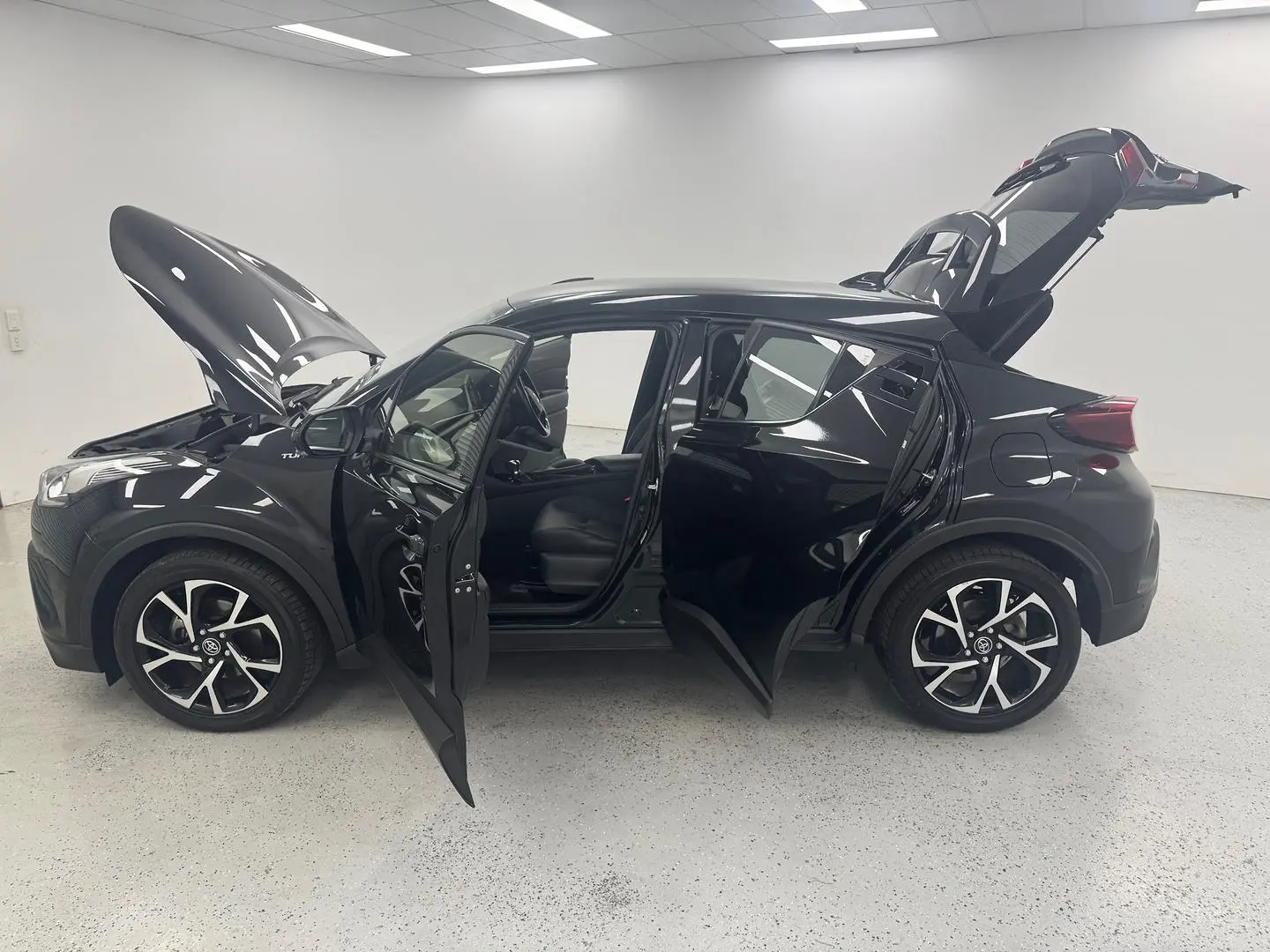 2018 Toyota C-HR Gallery Image 12