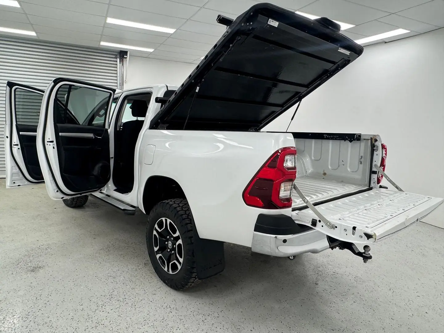 2023 Toyota Hilux Gallery Image 10