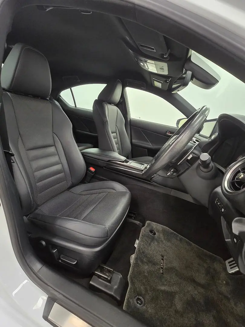 2021 Lexus IS Gallery Image 17