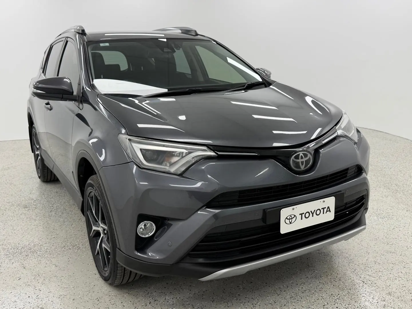 2018 Toyota RAV4 Gallery Image 6